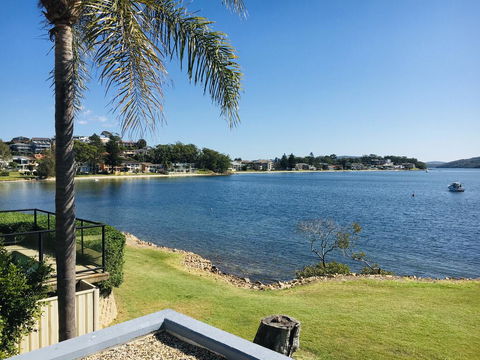2 The Shores Soldiers Point - Waterfront - Uninterrupted Water Views INCLUDING ALL LINEN & TOWELS, Free Wi-Fi - Accommodation Sunshine Coast 2