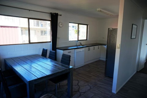 2-29 Rumbalara Avenue - Rainbow Beach, Bring Your Dog Or Your Cat Or Bring Both, Free Wi-Fi - Accommodation Sunshine Coast 2