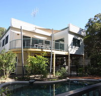 20 Orania Court - Two storey family home with swimming pool patio  large deck. Pet friendly - Accommodation Sunshine Coast