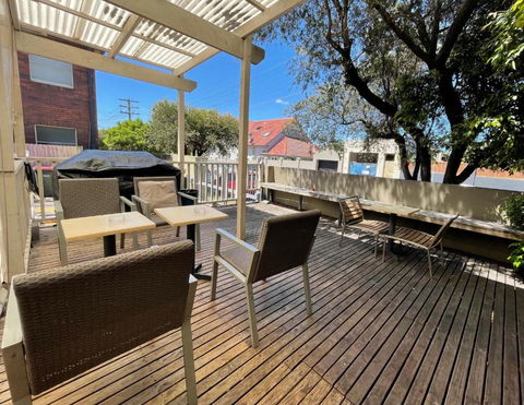 Cambridge Lodge - Accommodation Sunshine Coast 1