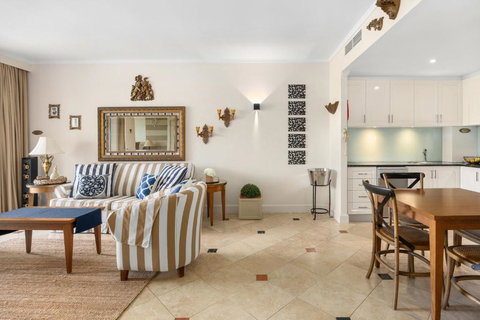 Charming Baroque Escape For 2 In Hastings Street, Noosa - Accommodation Sunshine Coast 4