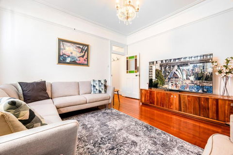 Charming 2-Bed Home Near Enmore Theatre - Accommodation Sunshine Coast 1