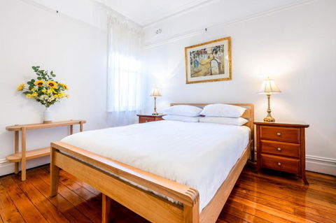 Charming 2-Bed Home Near Enmore Theatre - Accommodation Sunshine Coast 2