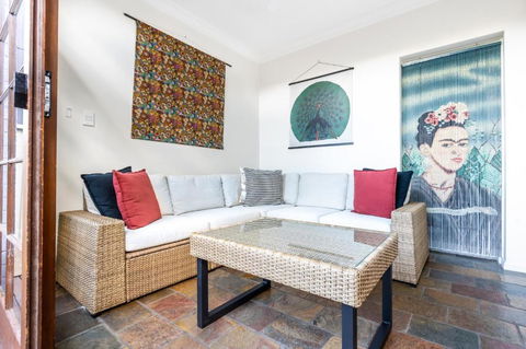 Charming 2-Bed Home Near Enmore Theatre - Accommodation Sunshine Coast 3