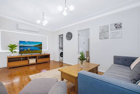 Comfy Family Home @ Kingsgrove Sleeps 7 With 2 Bathrooms & Parking - Accommodation Sunshine Coast 0
