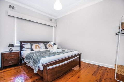 Comfy Family Home @ Kingsgrove Sleeps 7 With 2 Bathrooms & Parking - Accommodation Sunshine Coast 1