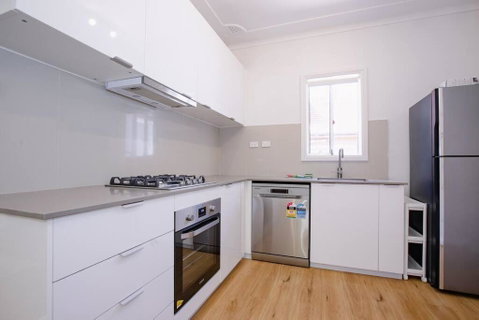 Comfy Family Home @ Kingsgrove Sleeps 7 With 2 Bathrooms & Parking - Accommodation Sunshine Coast 3