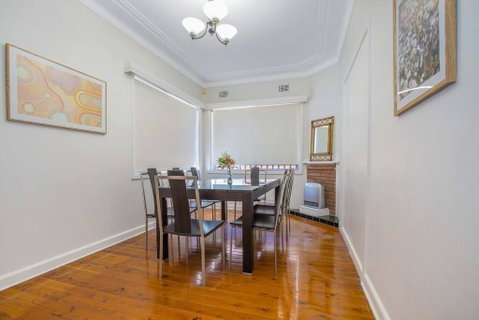 Comfy Family Home @ Kingsgrove Sleeps 7 With 2 Bathrooms & Parking - Accommodation Sunshine Coast 4