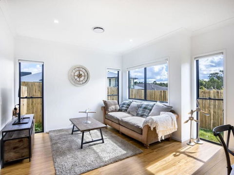 Cute 4BR Family Home In Calamvale - Accommodation Sunshine Coast 1