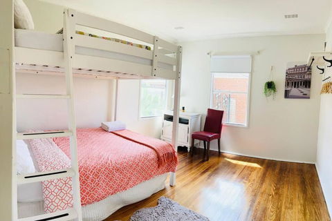 D122 Lovely London Home - Accommodation Sunshine Coast 4
