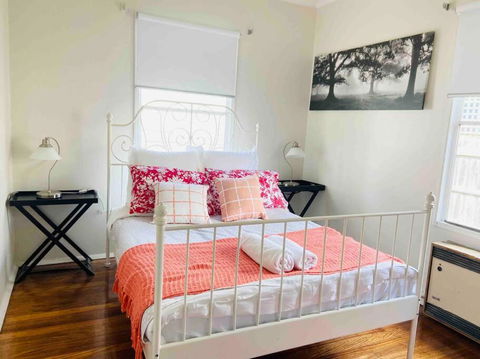 D122 Lovely London Home - Accommodation Sunshine Coast 3