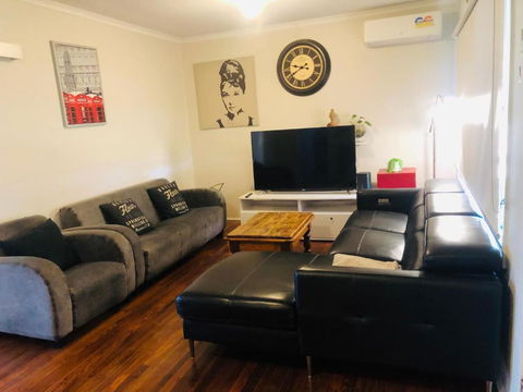 D122 Lovely London Home - Accommodation Sunshine Coast 2