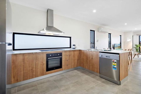DAYDREAMING Airlie Beach, Water Views & Only 200m To Boardwalk. - Accommodation Sunshine Coast 4