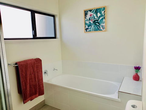 DAYDREAMING Airlie Beach, Water Views & Only 200m To Boardwalk. - Accommodation Sunshine Coast 3