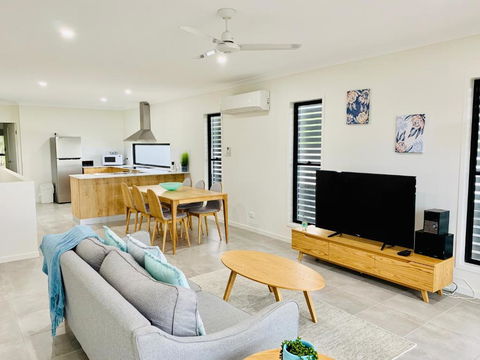 DAYDREAMING Airlie Beach, Water Views & Only 200m To Boardwalk. - Accommodation Sunshine Coast 0
