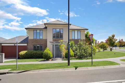 Deluxe Family Montpellier Gardens Estate - Burwood - Accommodation Sunshine Coast 0