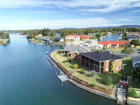 27 Friendship Key - Accommodation Sunshine Coast 1