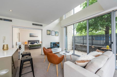 3 BDR Stylish City Retreat // Close To All And Everything In Canberra - Accommodation Sunshine Coast 2