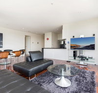 3-Bed Apartment with Parking Near Parks and Dining - Accommodation Sunshine Coast