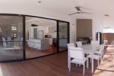 33 Esprit Drive - Rainbow Shores, Style, Comfort And Relaxation, Pets Welcome, Pool - Accommodation Sunshine Coast 3