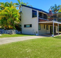 40 Rumbalara Avenue - Rainbow Beach Entertain on the spacious verandah overlooking beautiful Rainbow Beach - Accommodation Sunshine Coast