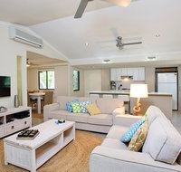6 Orania Court - Rainbow Shores Absolutely gorgeous beach side property within 200 metres walk to the beach - Accommodation Sunshine Coast