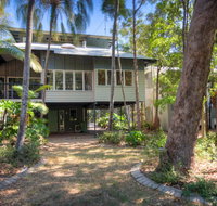 6 Satinwood Drive - Rainbow Shores Stylish Beach House Free WiFi - Accommodation Sunshine Coast