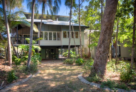 6 Satinwood Drive - Rainbow Shores, Stylish Beach House, Free WiFi - Accommodation Sunshine Coast 0