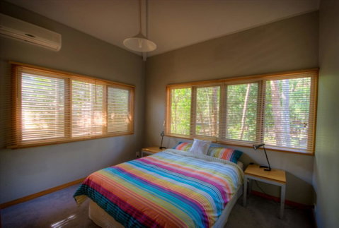 6 Satinwood Drive - Rainbow Shores, Stylish Beach House, Free WiFi - Accommodation Sunshine Coast 2