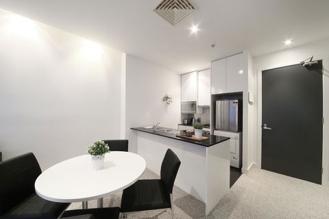 A Spacious & Central 2BR Apt Near Flinders Station - Accommodation Sunshine Coast 2
