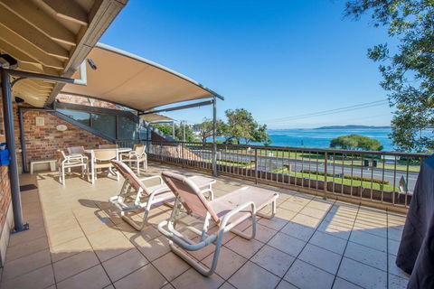 A Yachtsmans Rest, Unit 4/37 Victoria Parade - Accommodation Sunshine Coast 0