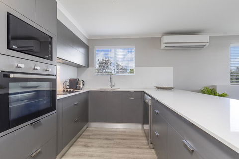 Absolute Beachfront Penthouse, Castaways Beach - Accommodation Sunshine Coast 3