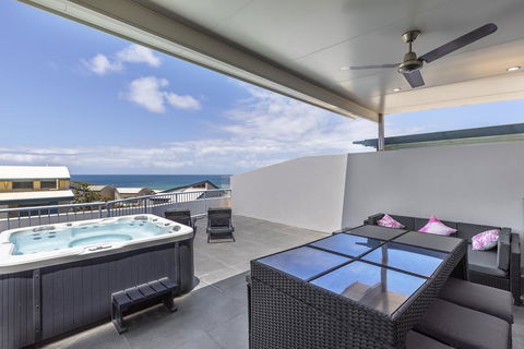 Absolute Beachfront Penthouse, Castaways Beach - Accommodation Sunshine Coast 1