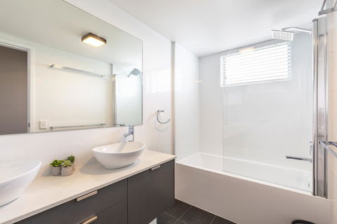Absolute Beachfront Penthouse, Castaways Beach - Accommodation Sunshine Coast 2