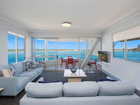Absolute Waterfront On The Pumicestone Passage - Accommodation Sunshine Coast 3