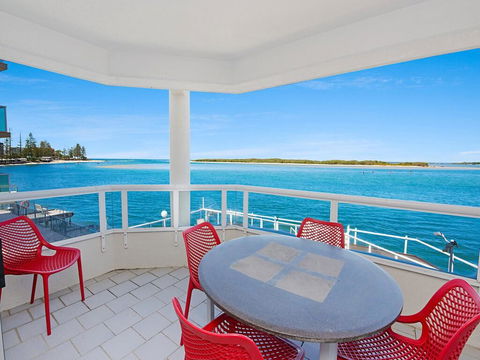 Absolute Waterfront On The Pumicestone Passage - Accommodation Sunshine Coast 2