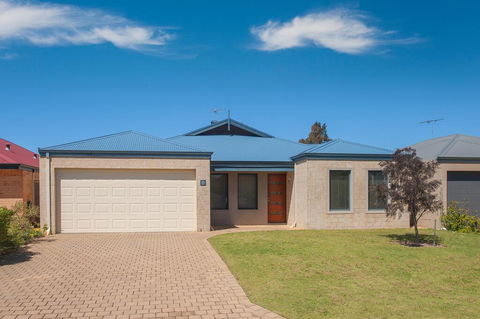 Acrosstheway - Accommodation Sunshine Coast 0