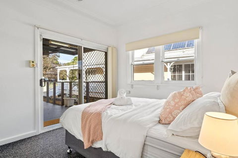 East Hills Waterfront Bliss - Accommodation Sunshine Coast 4