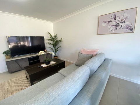 Edmondson Modern 4 Br House Quiet & Convenient - Accommodation Sunshine Coast 1