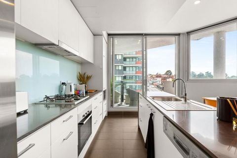 Elegant 1-Bed By Riverside Park & Amenities - Accommodation Sunshine Coast 2
