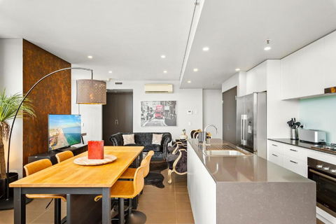 Elegant 1-Bed By Riverside Park & Amenities - Accommodation Sunshine Coast 1