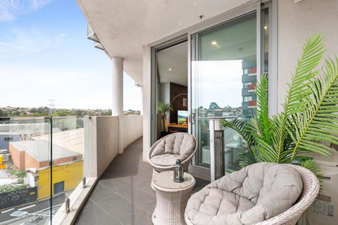Elegant 1-Bed By Riverside Park & Amenities - Accommodation Sunshine Coast 4