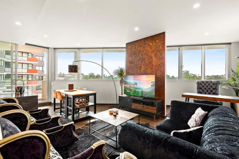Elegant 1-Bed By Riverside Park & Amenities - Accommodation Sunshine Coast 0