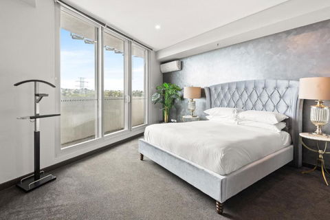 Elegant 1-Bed By Riverside Park & Amenities - Accommodation Sunshine Coast 3