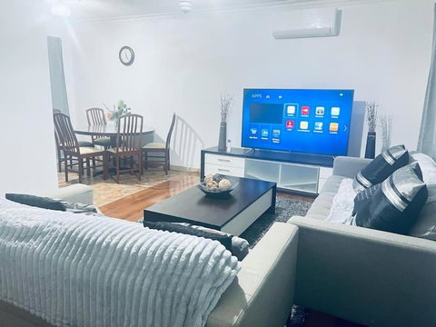 Elegant And Spacious Home + Gym - Accommodation Sunshine Coast 0