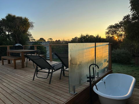 Enjoy A Renovated Retreat With Outdoor Bath - Accommodation Sunshine Coast 0
