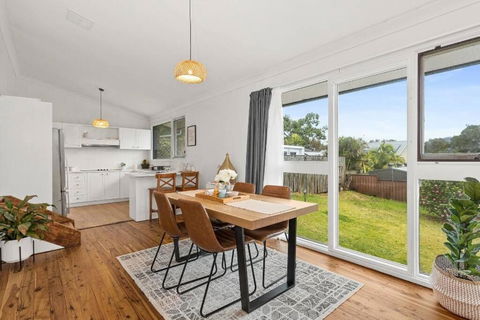 Family Home With Views - Kanahooka - Accommodation Sunshine Coast 0