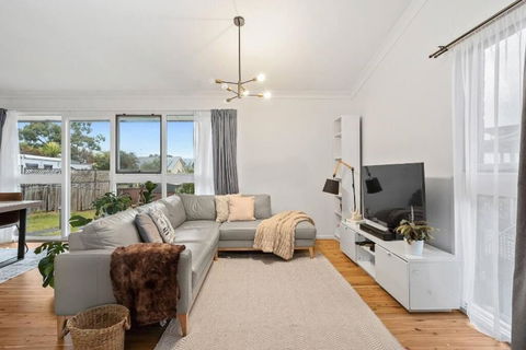 Family Home With Views - Kanahooka - Accommodation Sunshine Coast 1