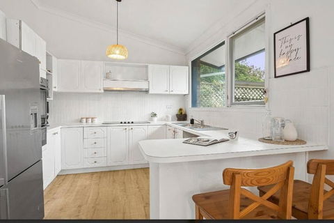 Family Home With Views - Kanahooka - Accommodation Sunshine Coast 2