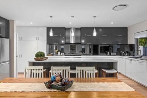 Family Vacation Escapade Shops Beach And Sun Await - Accommodation Sunshine Coast 1